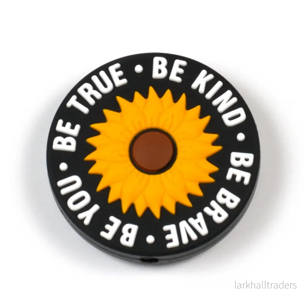 Motivpärla i silikon, rund med solros ”Be true…” Motivpärla i silikon, rund med solros ”Be true…”
