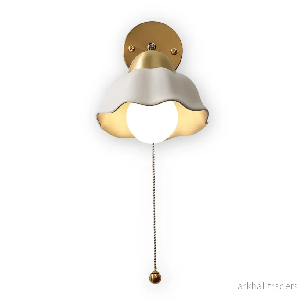 FleurLume – Vägglampa i Vit och Guld med Klassisk Fransk Blomdesign för Sovrum FleurLume – Vägglampa i Vit och Guld med Klassisk Fransk Blomdesign för Sovrum