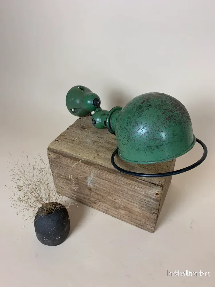 Grön Jieldé lampa med mycket patina