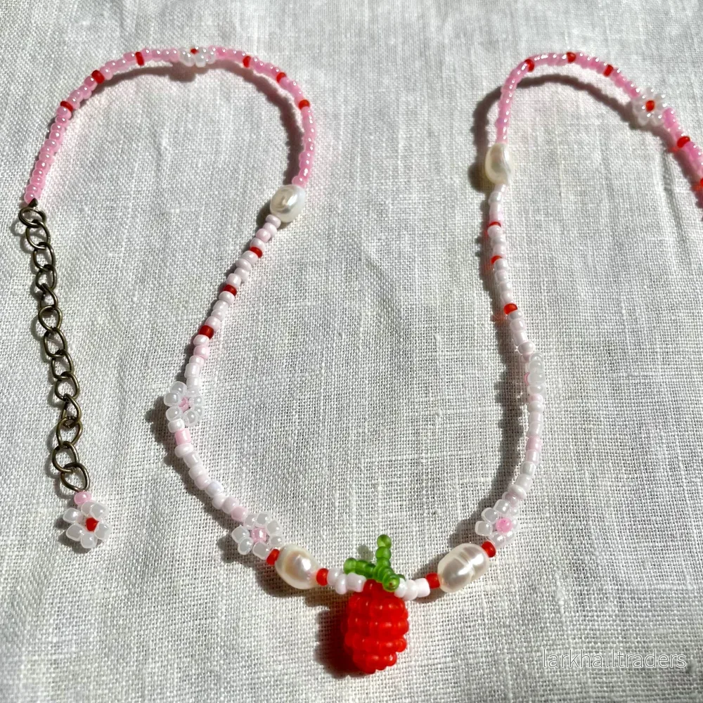 Pärlhalsband – Jordgubbe & Pärlor Pärlhalsband – Jordgubbe & Pärlor