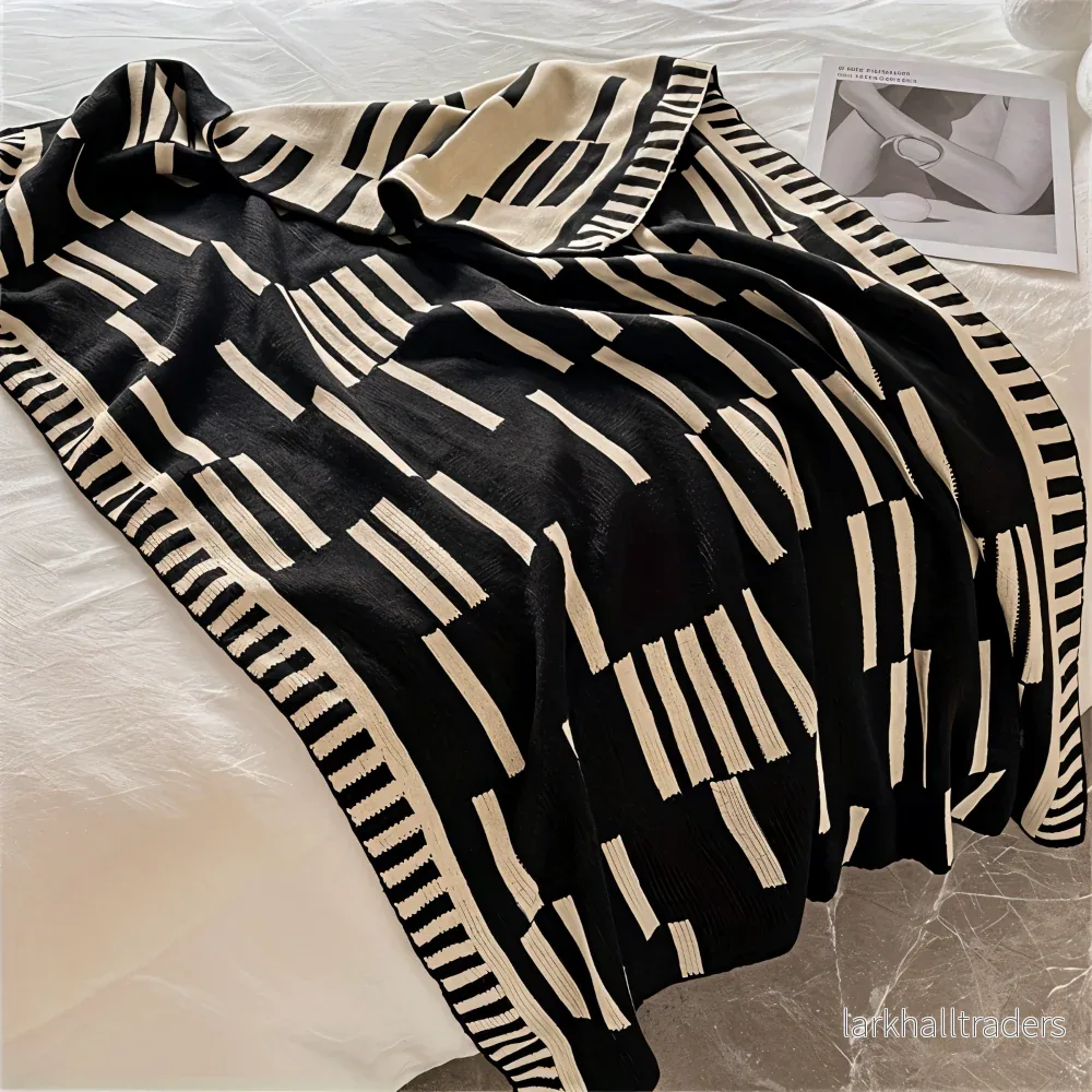 MonoStripe Haven – Stickad Akrylfilt i Svart & Beige MonoStripe Haven – Stickad Akrylfilt i Svart & Beige