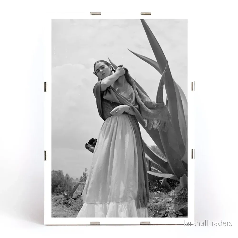 Frida Kahlo stående vid en agave Poster - Bild 3