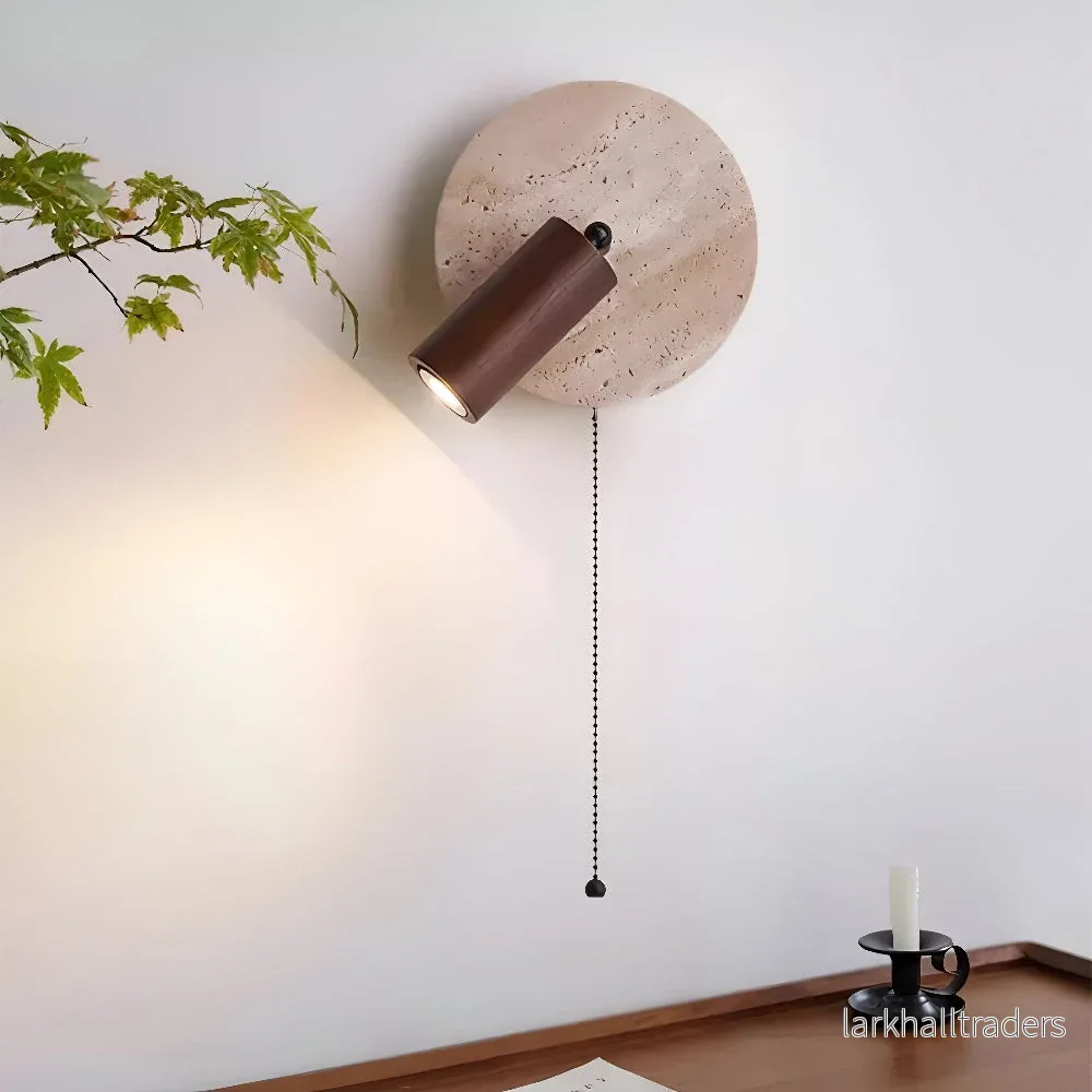 LumoStone – Mini Rund LED Vägglampa | Svängbar Vägglampa i Travertin & Trä