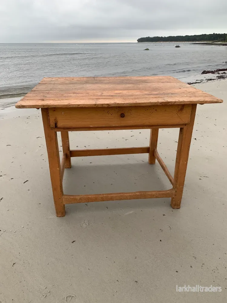 Gammalt träbord med låda