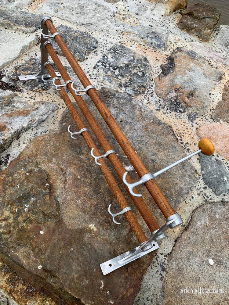 Hylla med hattkrok Hylla med hattkrok