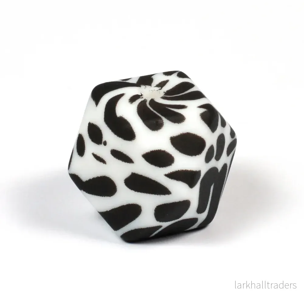 Kantig silikonpärla, dalmatiner, 18mm Kantig silikonpärla, dalmatiner, 18mm