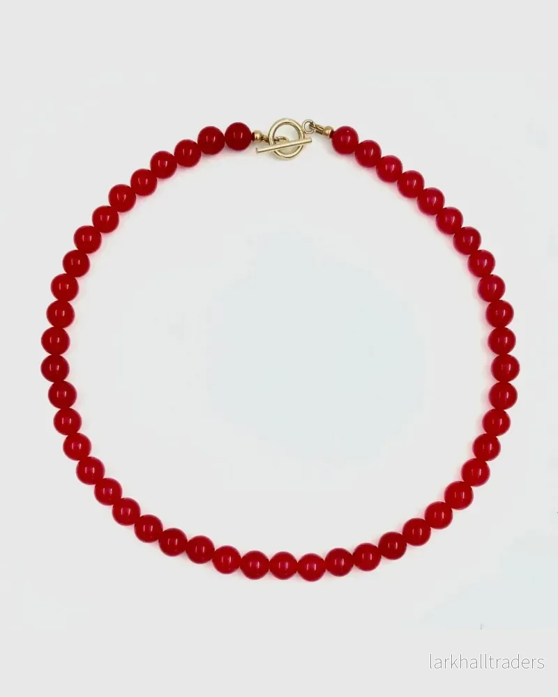 Röd pärlhalsband