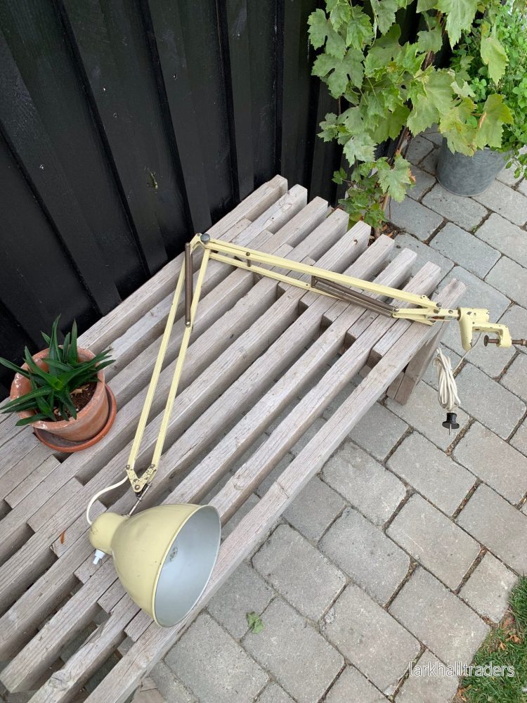 Vacker gammal Luxo lampa med roliga detaljer Vacker gammal Luxo lampa med roliga detaljer