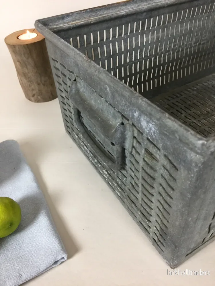Vacker och rå metalllåda från kranfabrik. - Bild 2