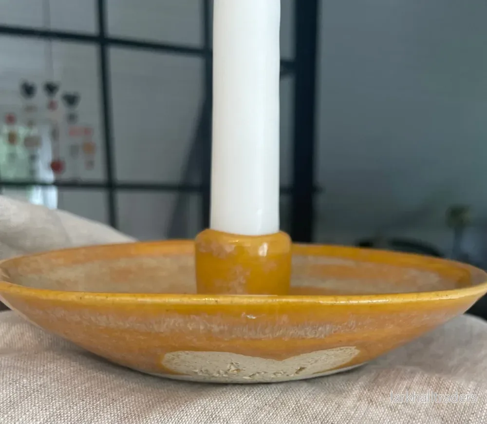 Handdrejad ljusstake, Kajsa, i djupt lejongult. - Bild 2