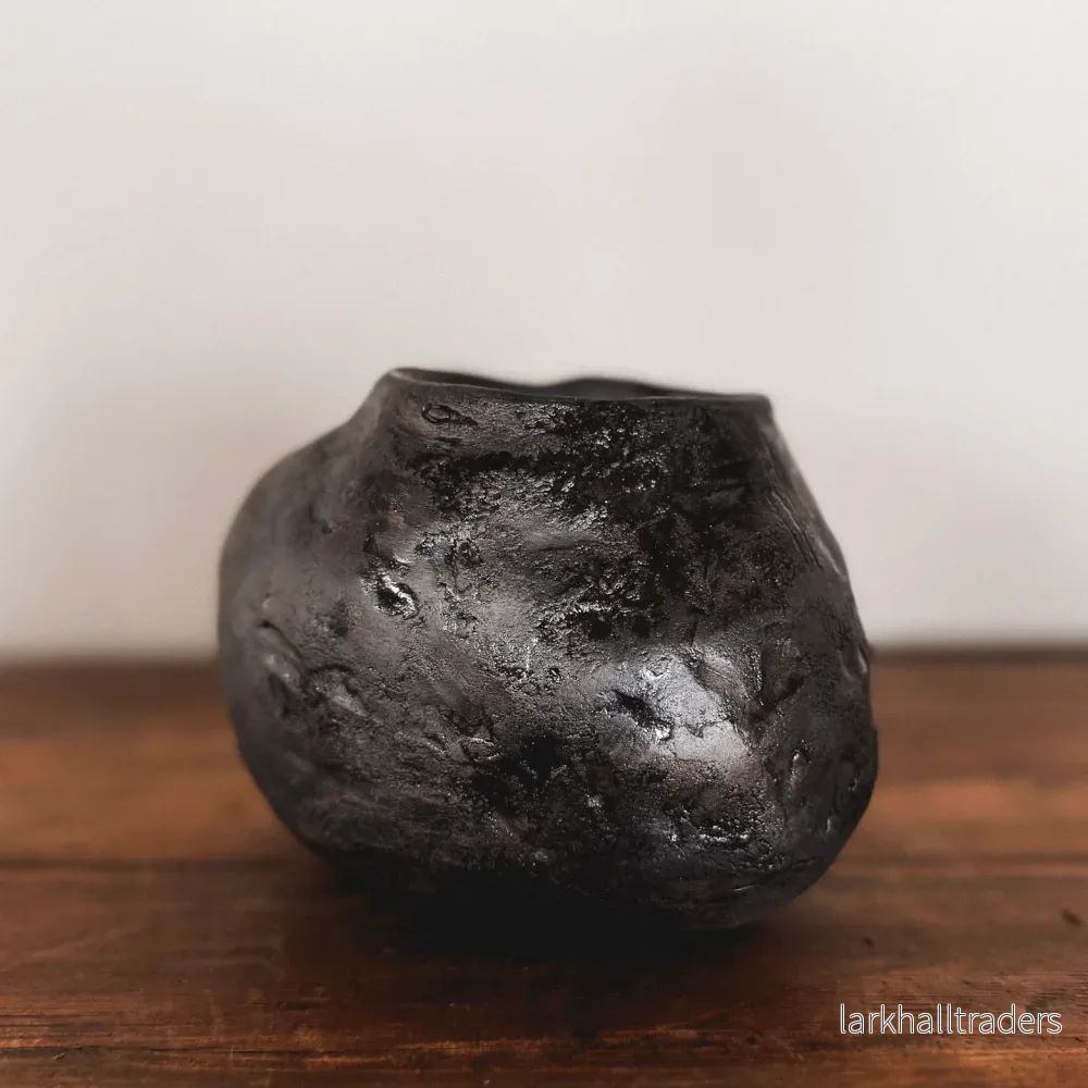 "Enclosed Memories"- "Omslutna minnen", Keramik skulptur / vas. svart grå rå - Bild 3