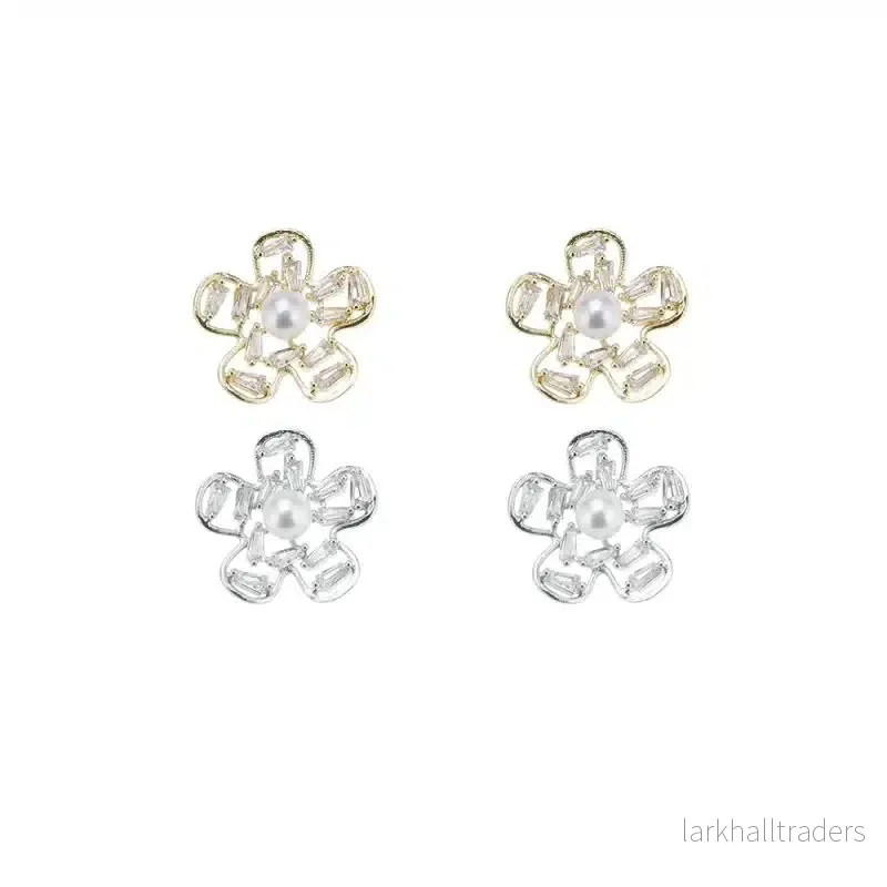 Örhängen formade som en vacker blomma med en pärla, guld eller silver Örhängen formade som en vacker blomma med en pärla, guld eller silver