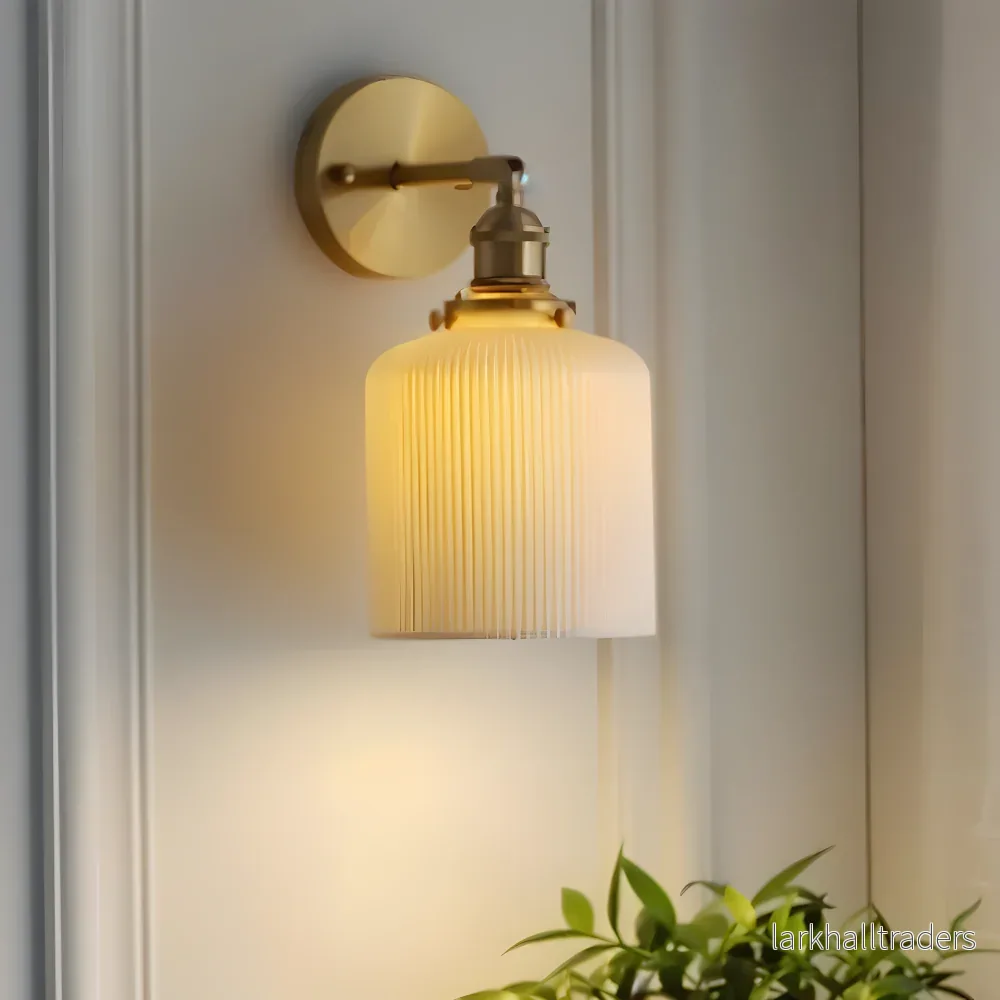 Ceravine Vägglampa – Ribbade Keramiska Vägglampor i Vit Design med Guld Bas Ceravine Vägglampa – Ribbade Keramiska Vägglampor i Vit Design med Guld Bas