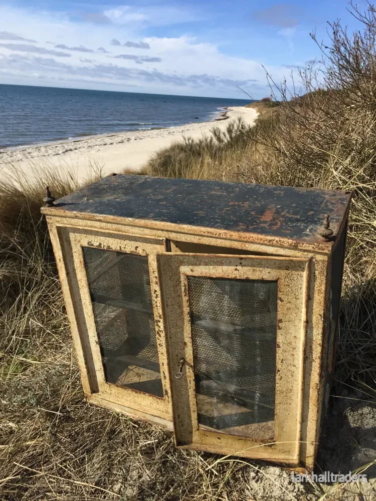Flugskåp med fina detaljer