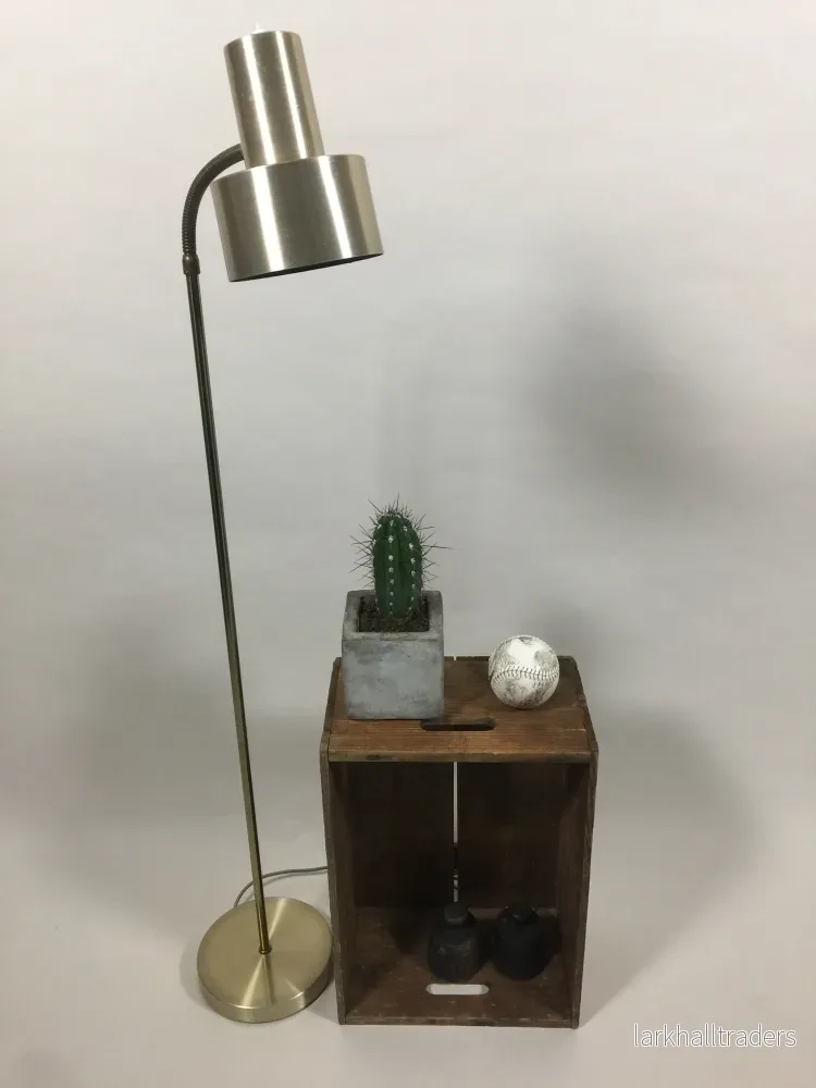 Enkel och snygg mässingsfärgad golvlampa