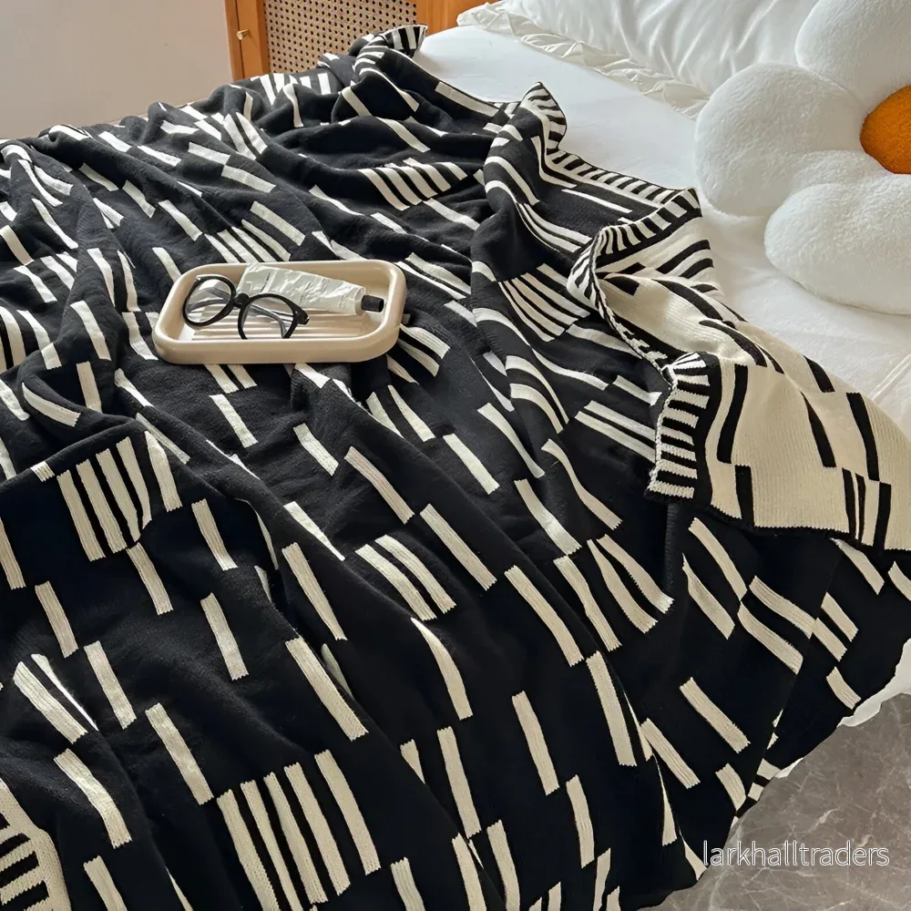 MonoStripe Haven – Stickad Akrylfilt i Svart & Beige - Bild 3