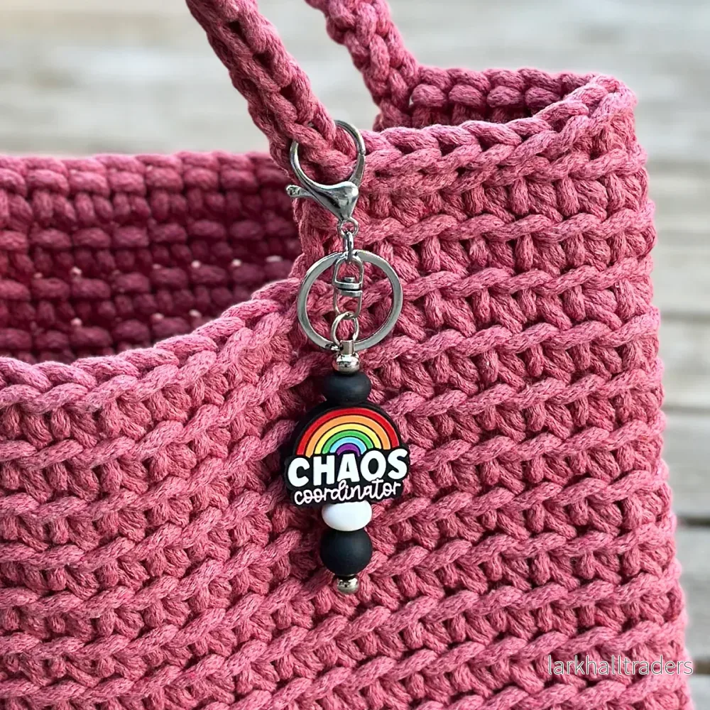 Motivpärla i silikon med regnbåge, "Chaos coordinator" - Bild 2