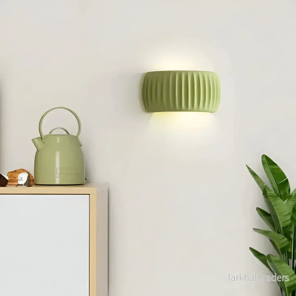 ColoraRib – Grön Ribbad Vägglampa i Harz med Macaron Design & Nordisk LED Belysning ColoraRib – Grön Ribbad Vägglampa i Harz med Macaron Design & Nordisk LED Belysning