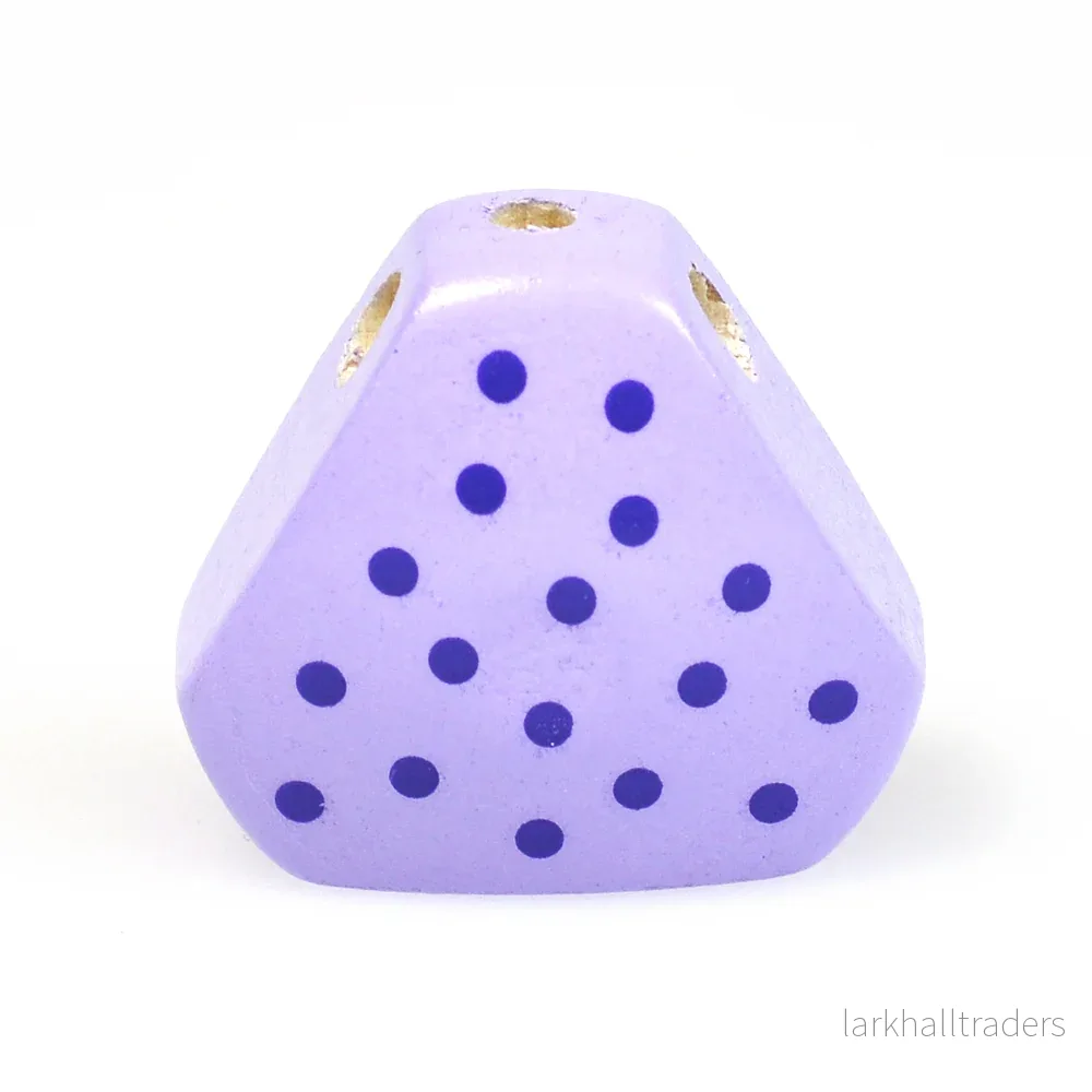 Trekantig träkropp, lavendel med prickar Trekantig träkropp, lavendel med prickar
