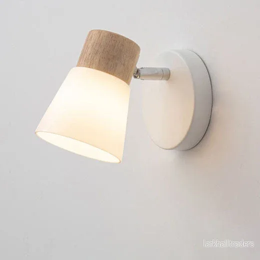 Skandinavisk vägglampa i trä och glas för spegel Skandinavisk vägglampa i trä och glas för spegel