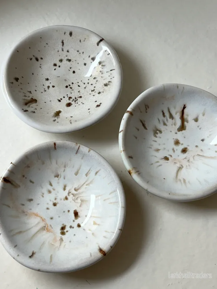 3 Ivory Fläckiga Fat – Handgjord Keramik
