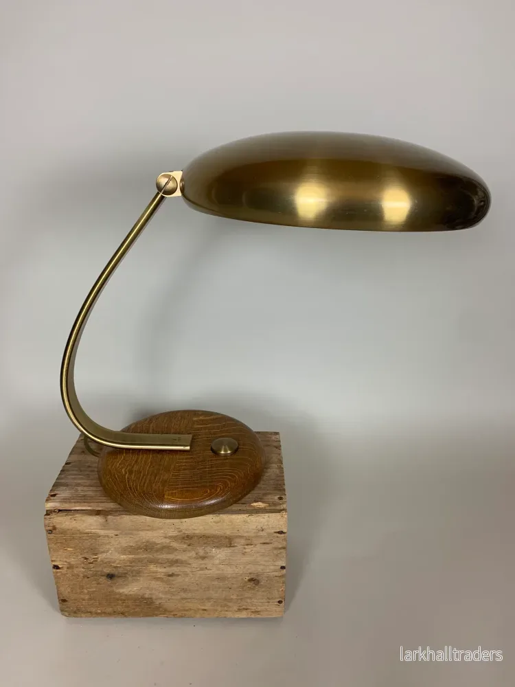 Vintage lampa i mässing med ekfot Vintage lampa i mässing med ekfot