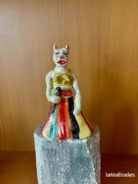 Cat in skirt 4 Madonna-wannabe Skulptur Cat in skirt 4 Madonna-wannabe Skulptur