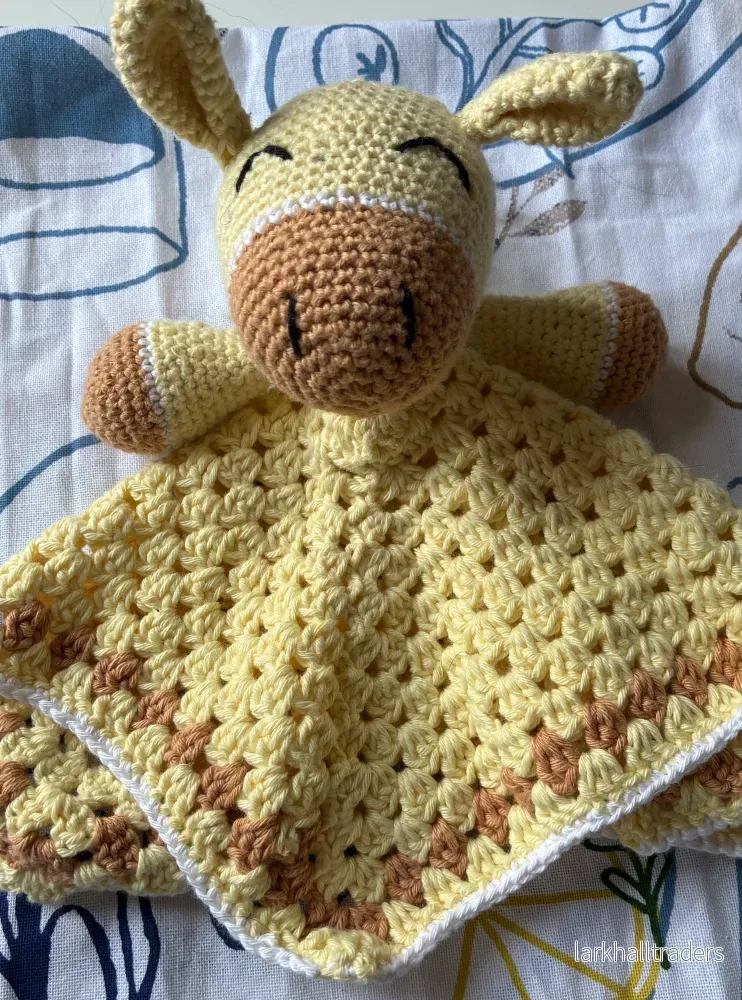Handgjord virkad giraff snuttefilt - Bild 3