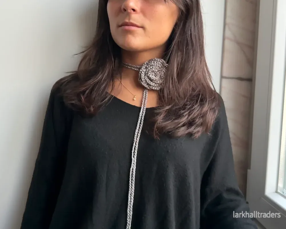 Stort Virkat Blomhalsband Stort Virkat Blomhalsband