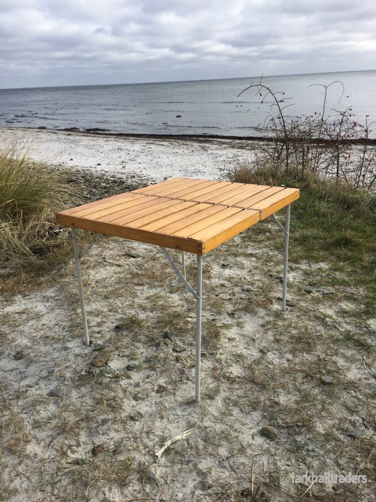 Snyggt fällbord i trä och metall