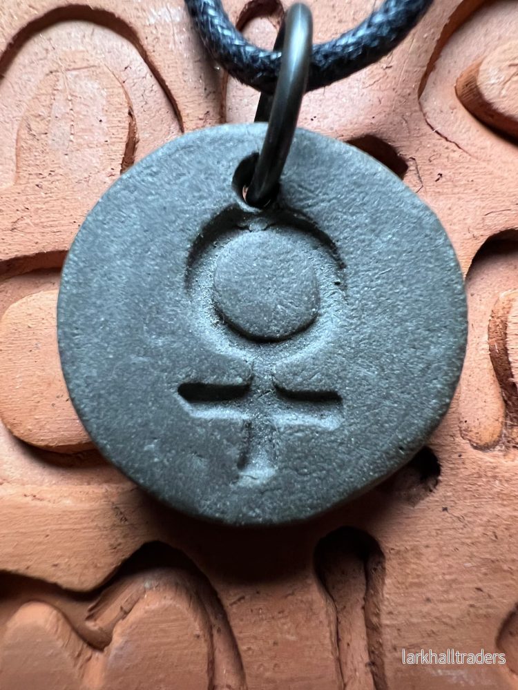 Handgjord Alkemisk Symbol Hänge Halsband i Svart Stengods - Bild 3