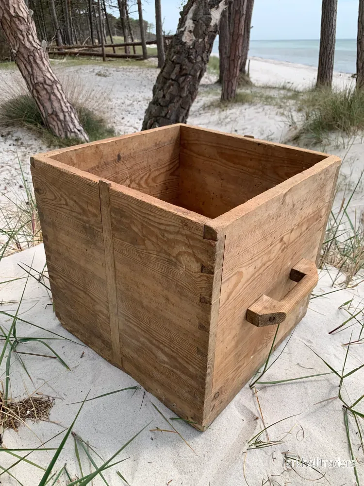 Trälåda med två handtag Trälåda med två handtag
