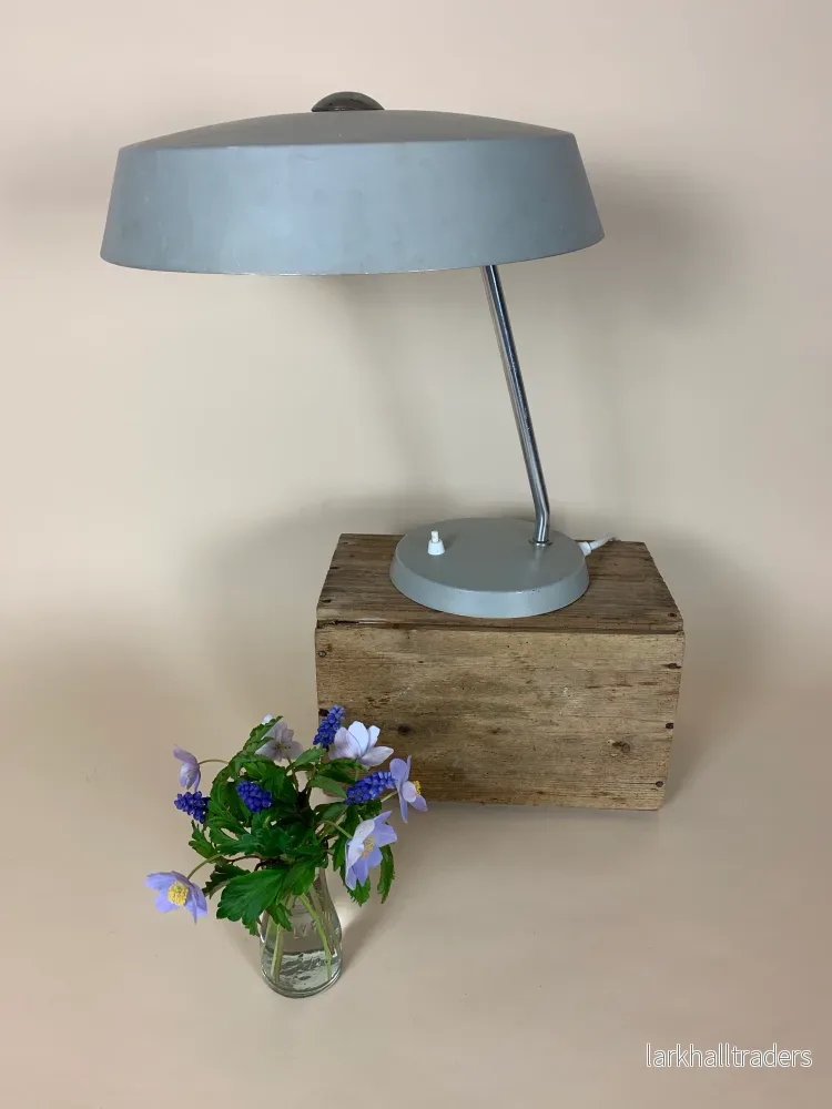 Tysk bordslampa i grått