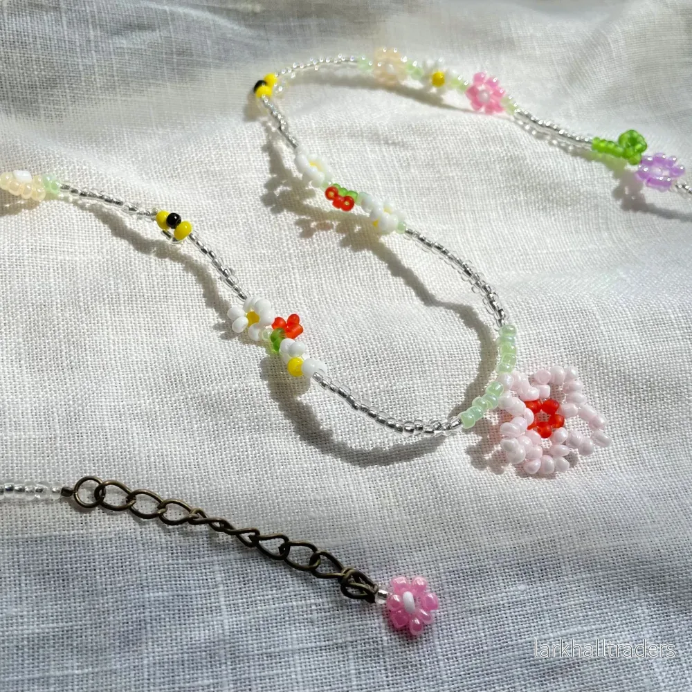 Pärlhalsband – Sommar & Prästkragar Pärlhalsband – Sommar & Prästkragar