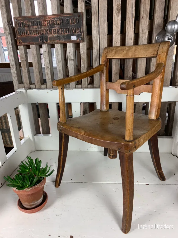 Mycket gammal barnstol med vacker patina