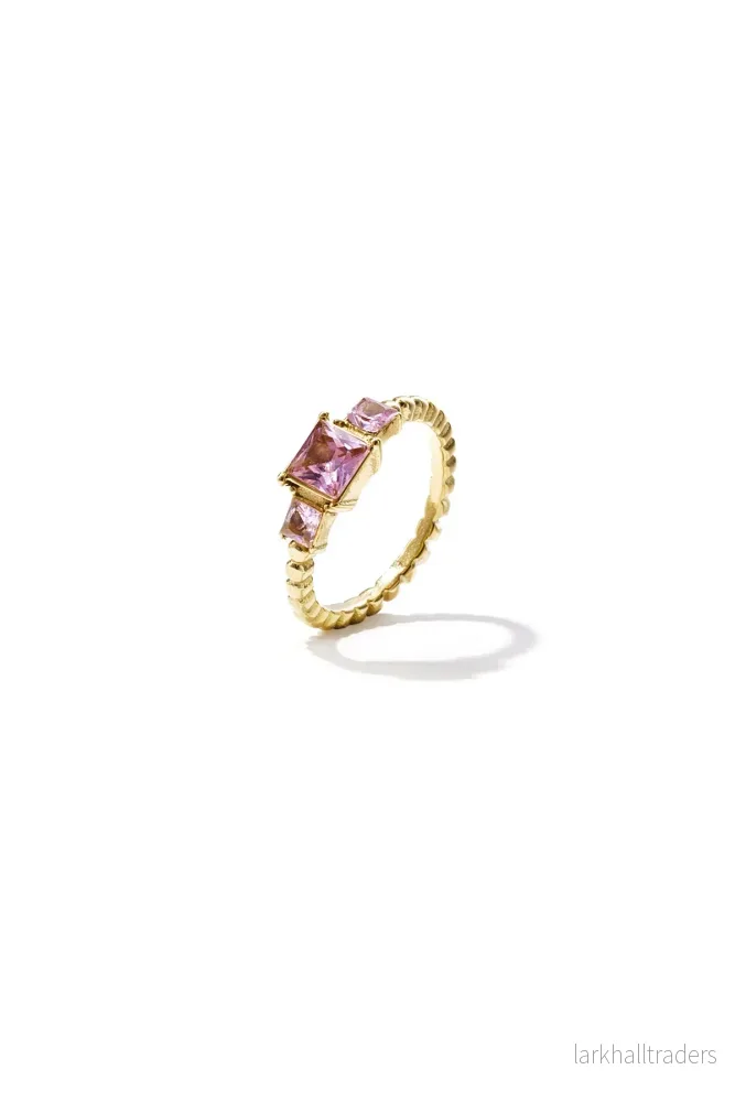 Guldfärgad ring med rosa zirkon
