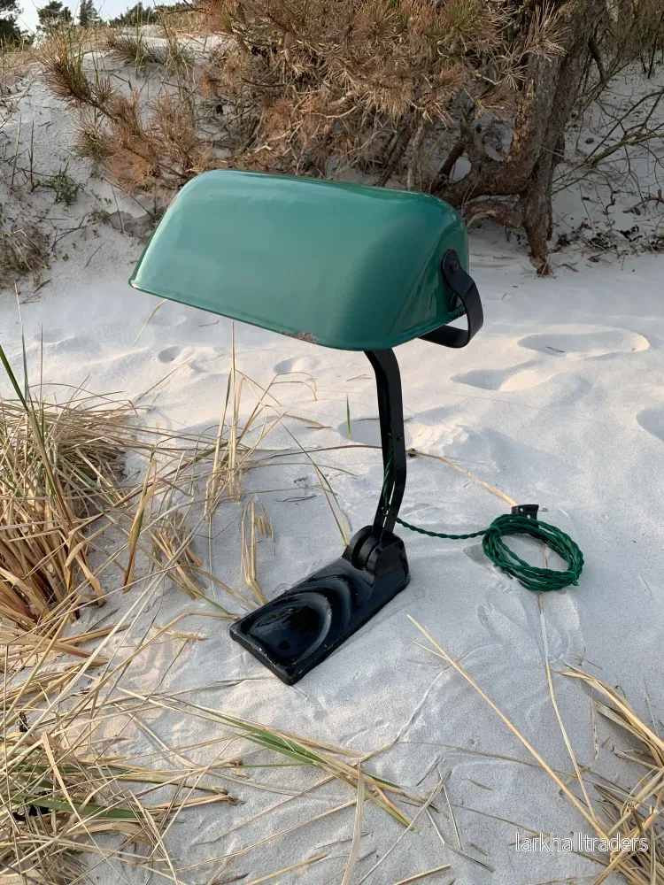 Notariuslampa med grön emaljskärm Notariuslampa med grön emaljskärm