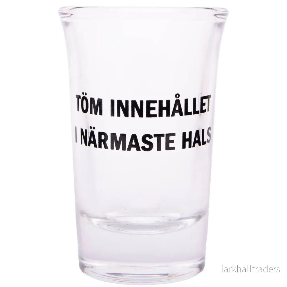 Snapsglas, töm innehållet i närmaste hals