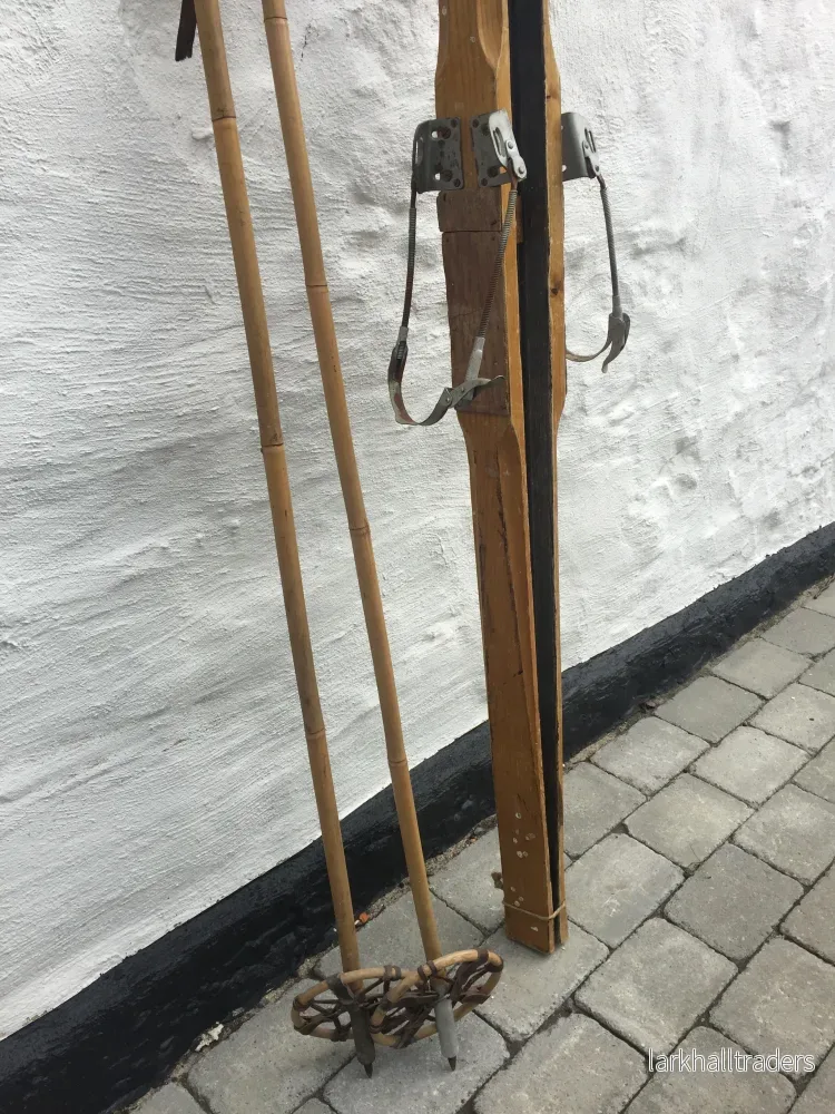 Vackra och dekorativa gamla skidor med stavar - Bild 2