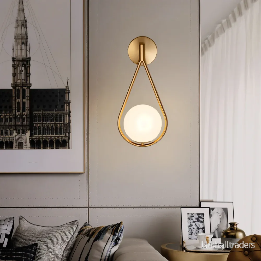 Luméa – Vägglampa i Droppformad Glasdesign med Konstnärlig Metallram Luméa – Vägglampa i Droppformad Glasdesign med Konstnärlig Metallram