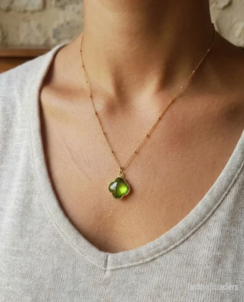 Halsband med peridot – klöverhänge i rostfritt stål - Bild 2