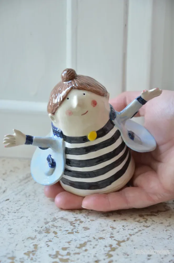 Keramisk figurin – Nerdy Nora - Handgjord karaktär