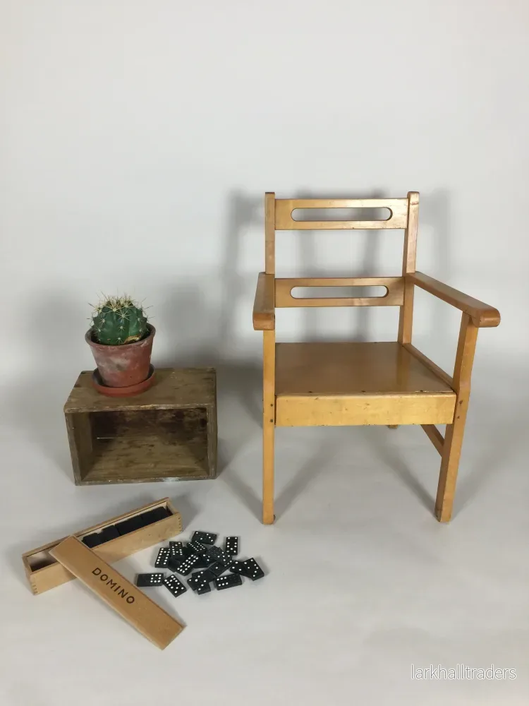 Vacker barnstol i trä, designad av Kaare Klint?