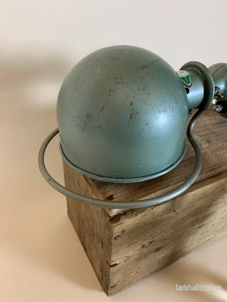 Grön Jieldé vägglampa med mycket patina - Bild 3