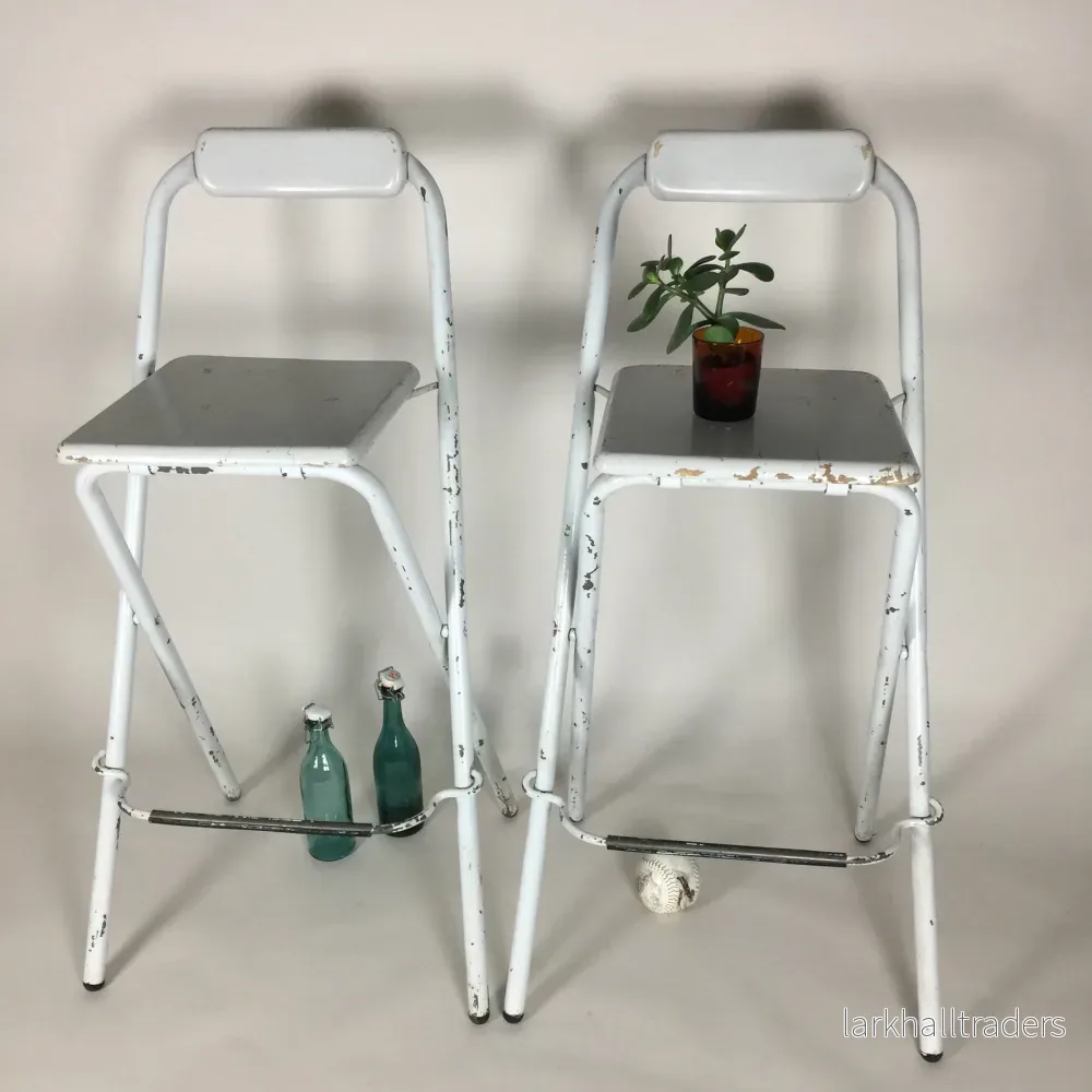 Barstolar med massor av läcker patina (säljs tillsammans)