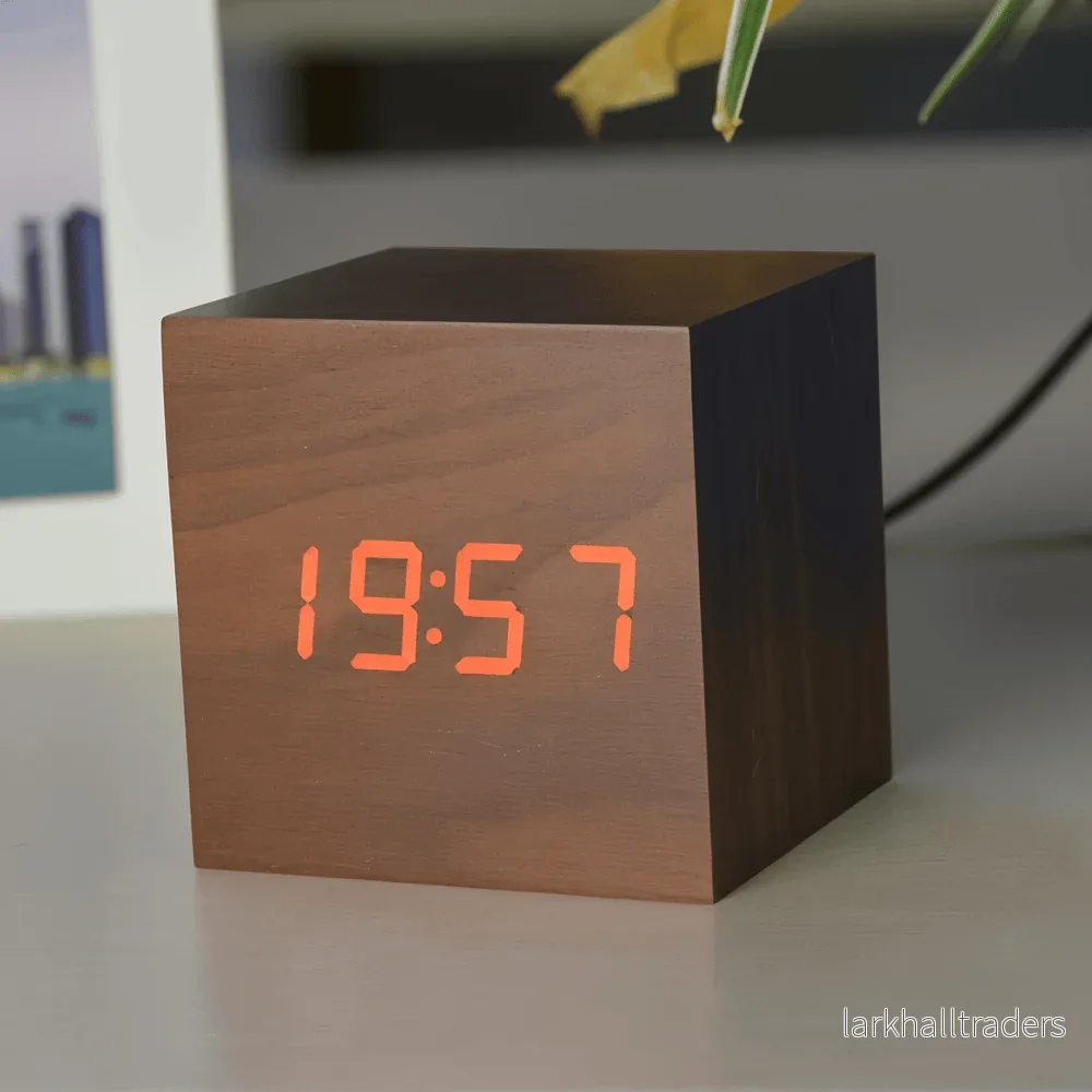 CubeGlow – Digital LED Träväckarklocka i Kubdesign
