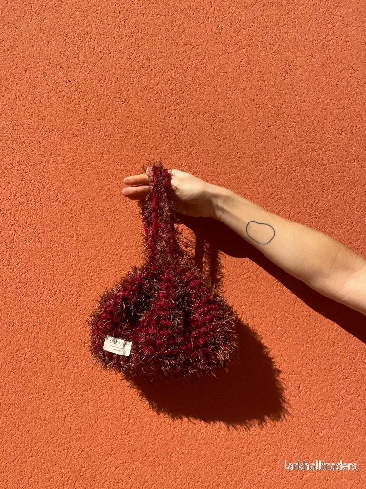 Fluffig Burgundy Virkad Påsväska – MIRJAM