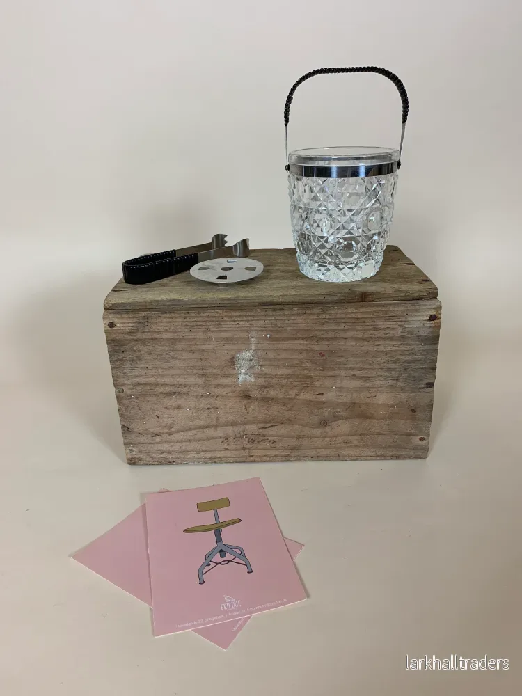 Liten ishink med svart fläta på handtag och tång Liten ishink med svart fläta på handtag och tång