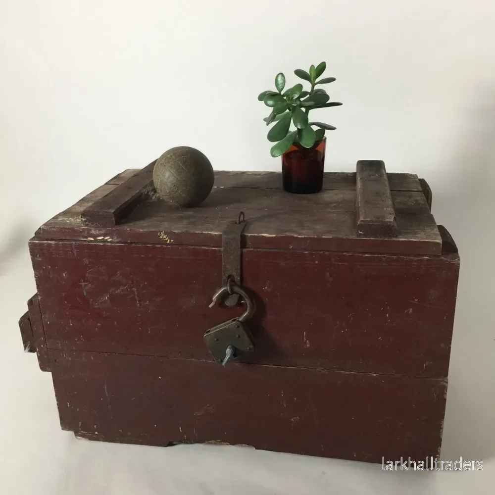 Mycket gammal och vacker trälåda med lock och lås Mycket gammal och vacker trälåda med lock och lås