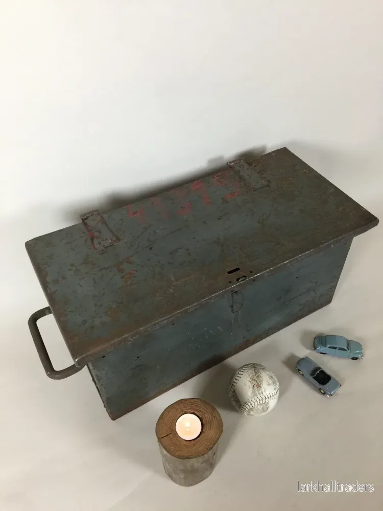 Fin gammal metalllåda med roliga detaljer - Bild 2